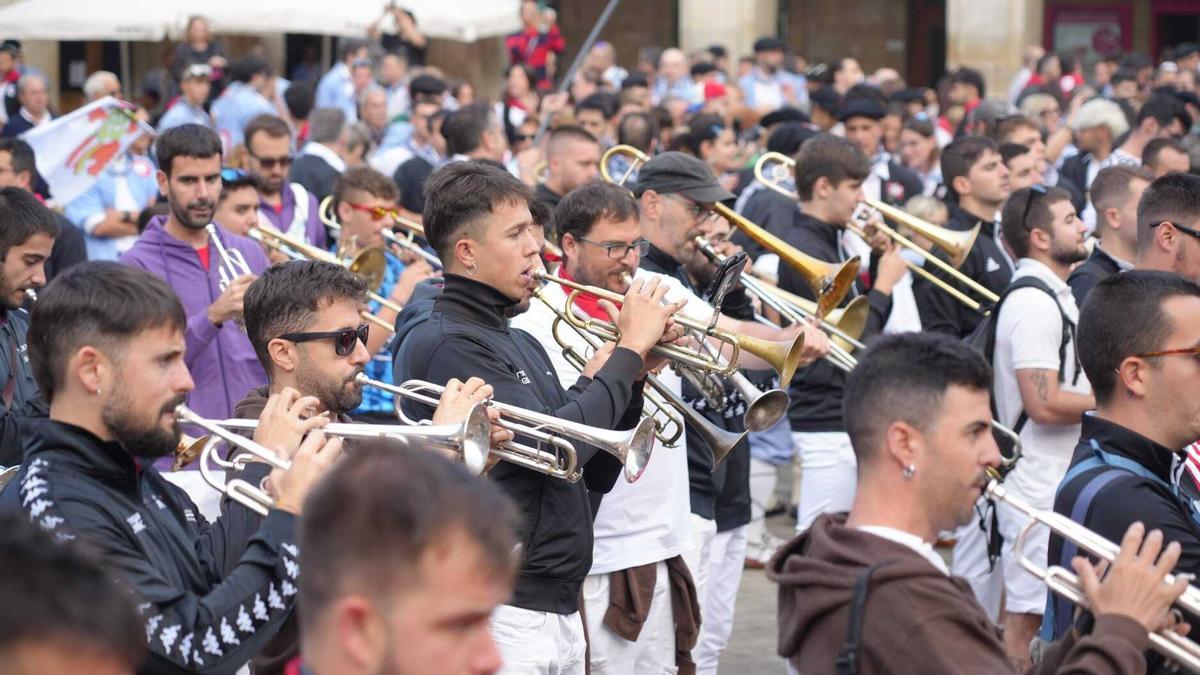 Un momento de las dianas de 2025 en el Día del blusa y la neska