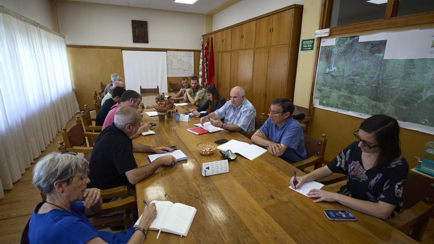 Reunión con ganaderos para evaluar las medidas preventivas tras el avistamiento de un oso en Salazar