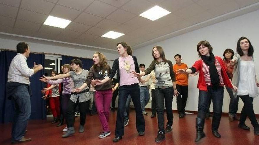 Ensayo del grupo Musikalis que actuará en los encuentros de música vocal de Basauri.