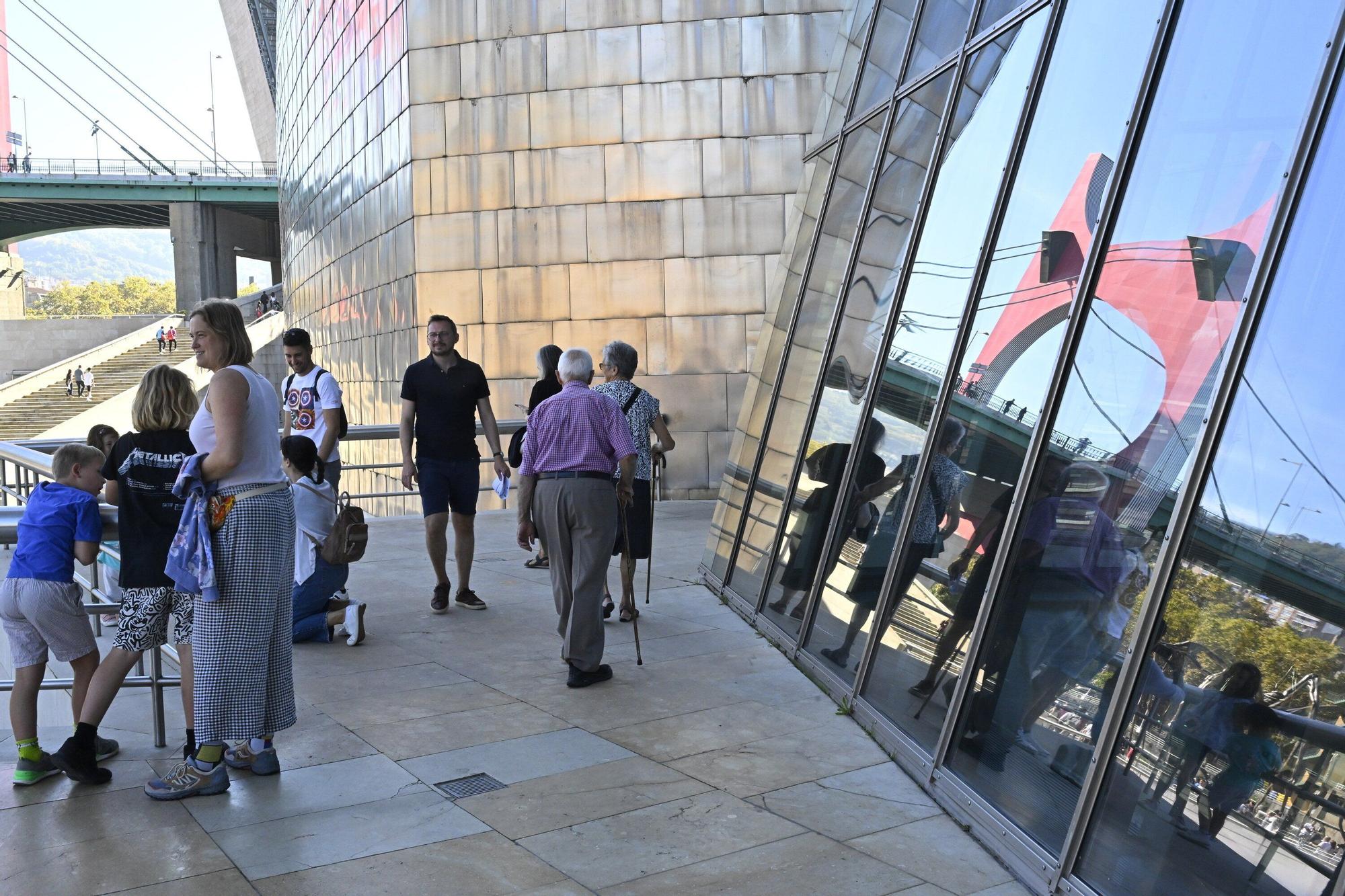 El Museo Guggenheim acoge a miles de visitantes en su 28º cumpleaños