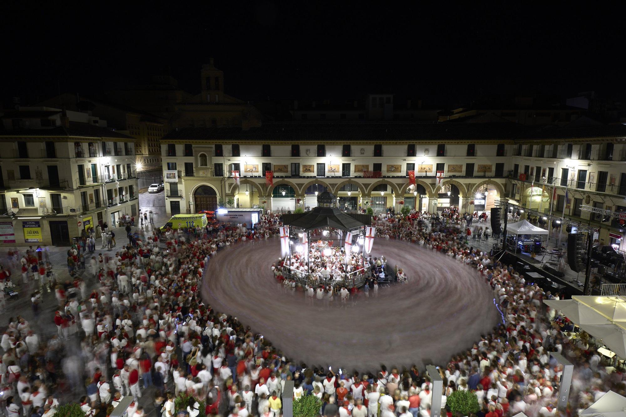 Fotos del baile de La Revoltosa en Tudela