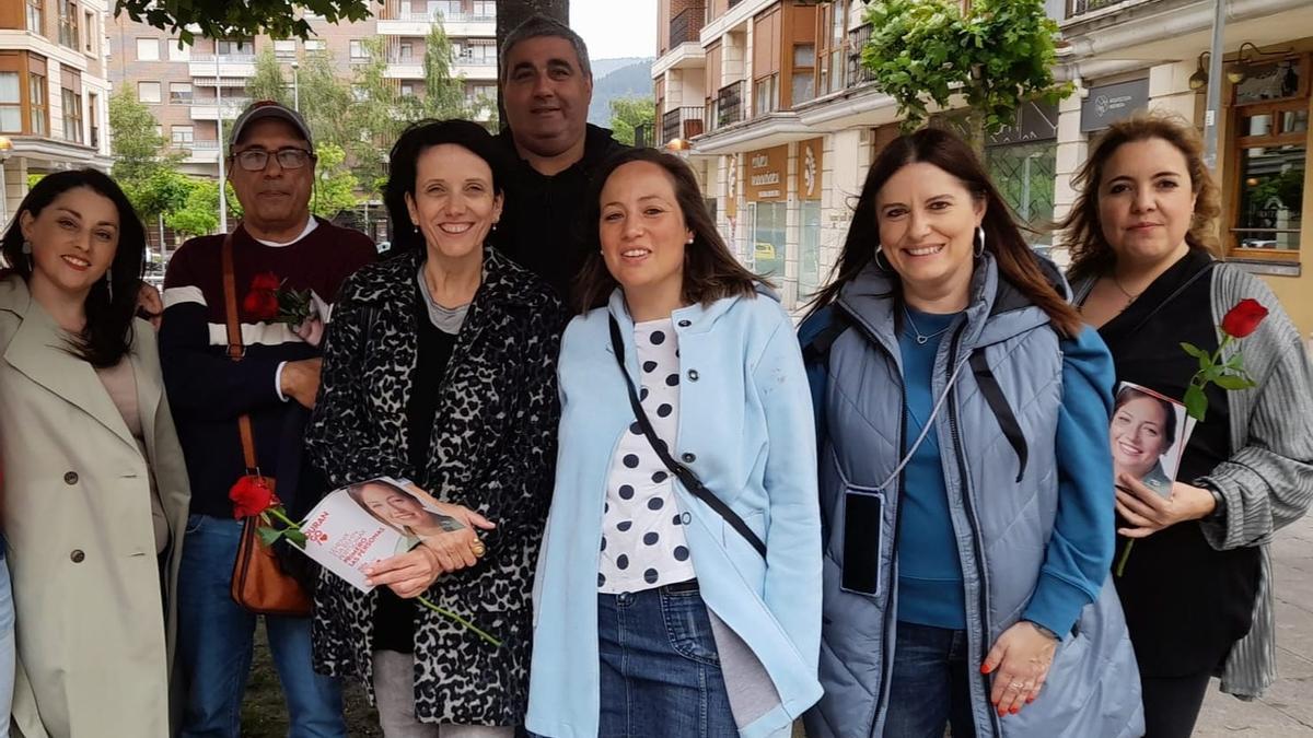 Jesica Ruiz, con integrantes de las planchas socilistas.
