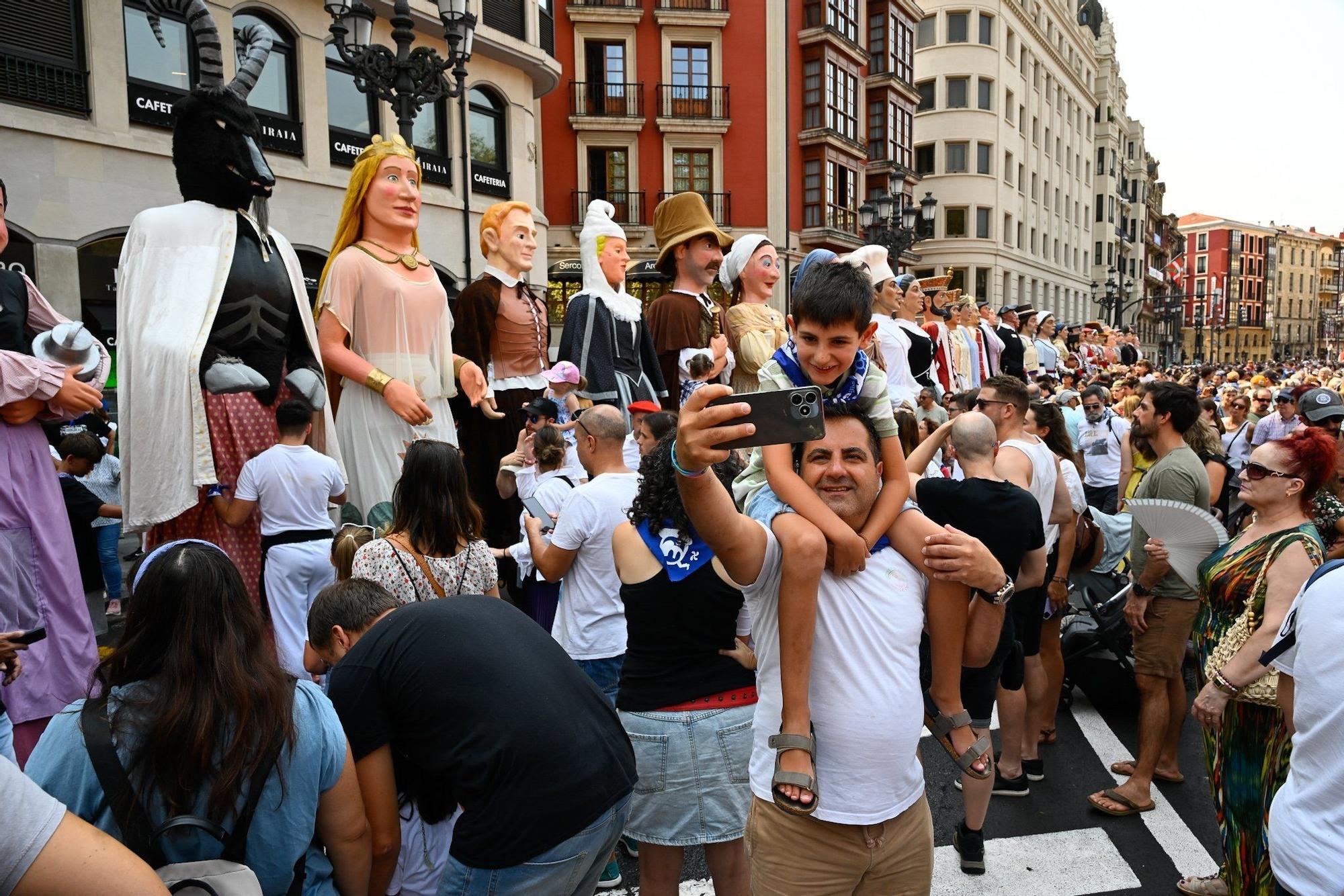 En imágenes: Los gigantes y cabezudos despiden Aste Nagusia a lo grande