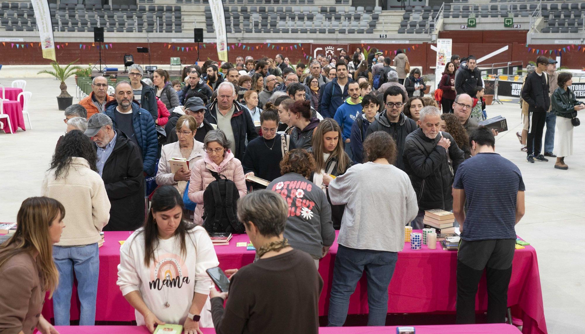 El Iradier, convertido en mercado de trueque de libros