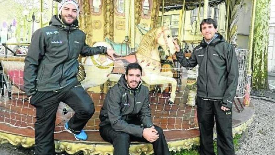 Costoya (d), Ugarte y Pérez posan junto a un caballito, en una atracción.