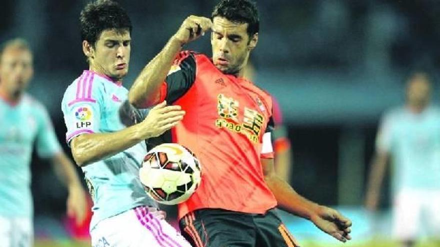 Radoja y Xabi Prieto pugnan por un balón en el encuentro de ayer en Balaídos.