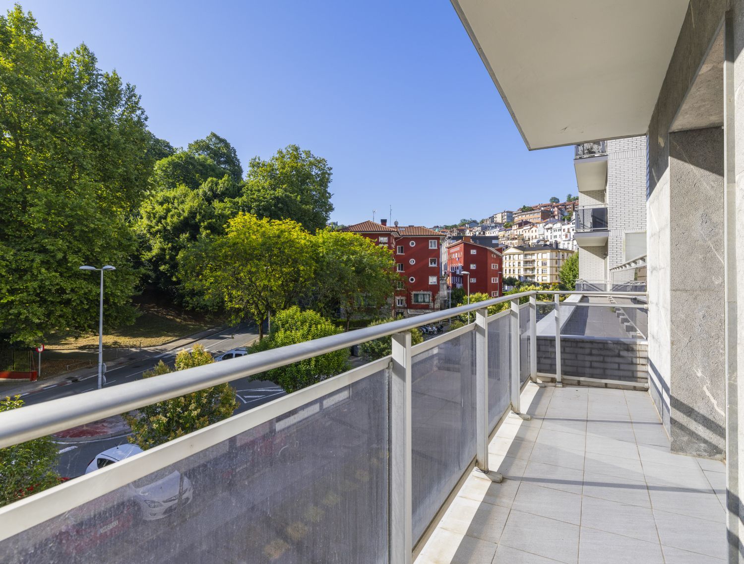 Próximo a la playa de Ondarreta piso con terraza en buen estado con trastero y garaje cerrado cercano a vivienda