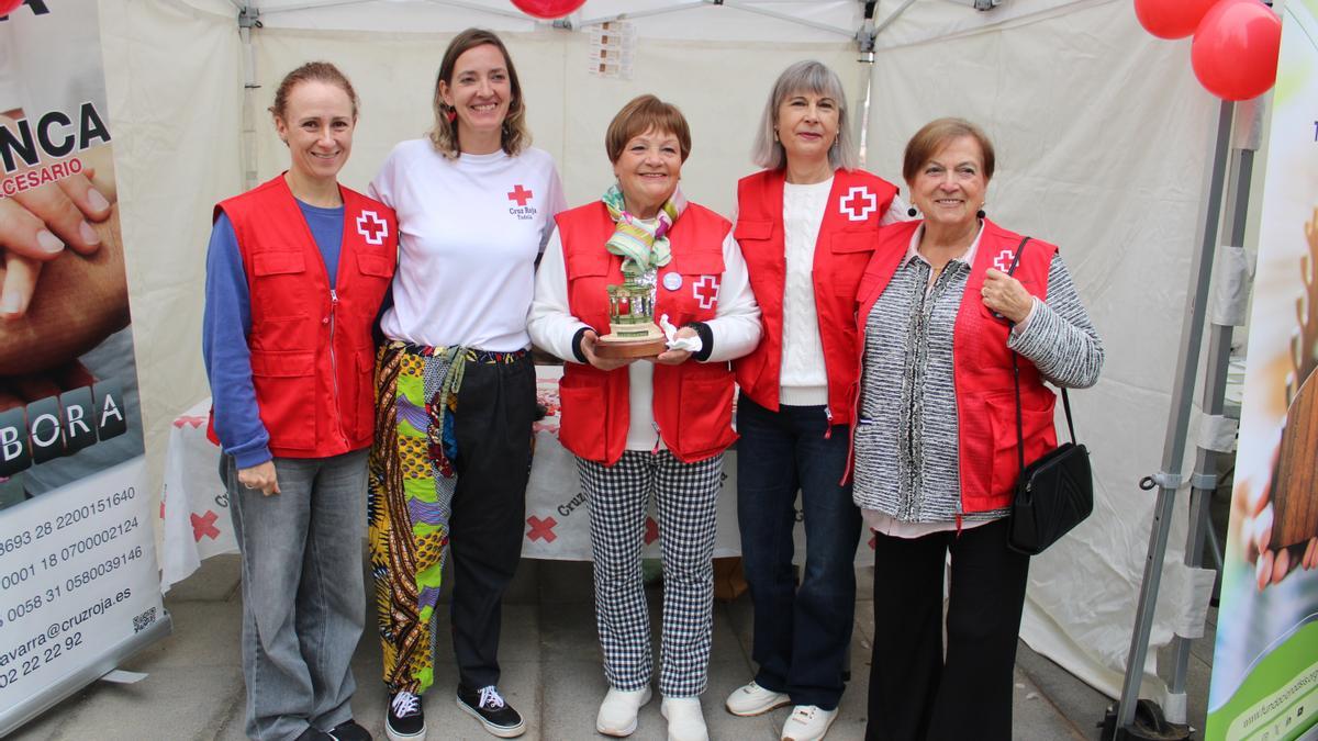Cruz roja y su voluntaria con el kiosko que entregaron como premio.