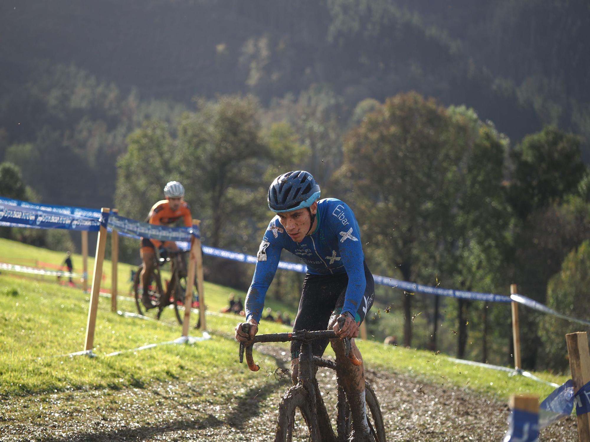El barro se sumó al espectáculo de ciclocross en Elgoibar