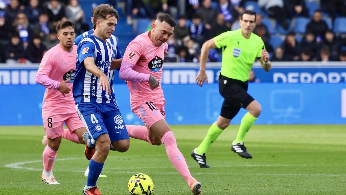 Denis Suárez controla el balón ante Aspas en el último compromiso liguero en Mendizorroza ante el Celta saldado con derrota por 0-1.