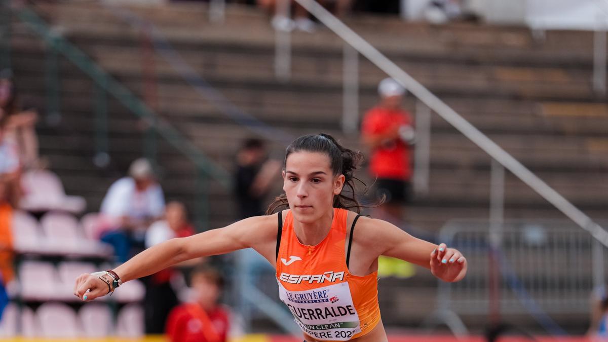 Alaine Aguerralde salta una de las vallas de su pruebas.