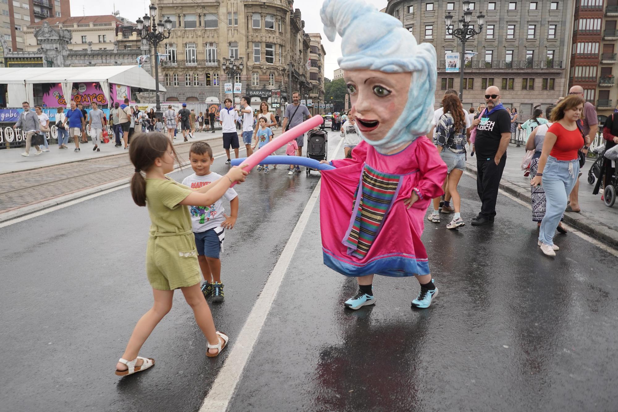 Desfile de gigantes y cabezudos en Aste Nagusia