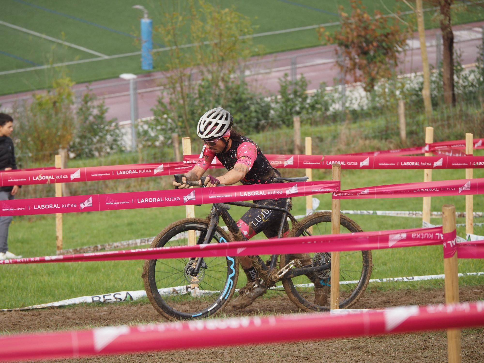 El barro se sumó al espectáculo de ciclocross en Elgoibar