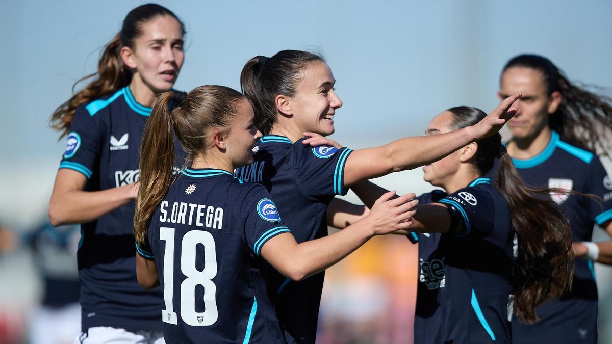 Las jugadoras del Athletic abrazan a Ane Azkona, autora de un &#039;hat-trick&#039;.