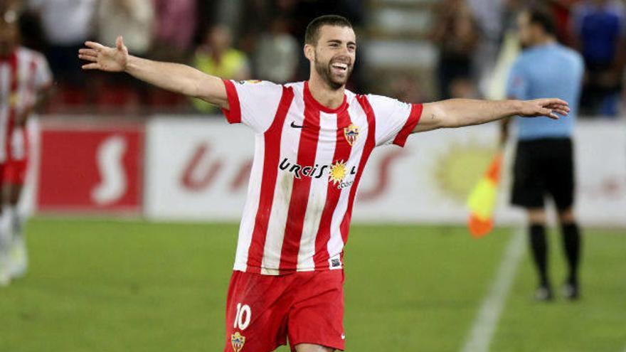 El Almería consigue su primera victoria como local con un gol polémico