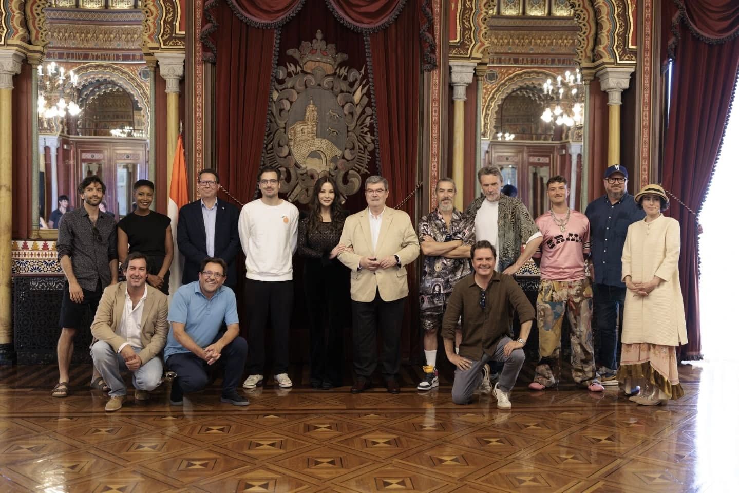 Catherine Zeta-Jones y el equipo de la serie 'Kill Jackie' visitan el Ayuntamiento de Bilbao