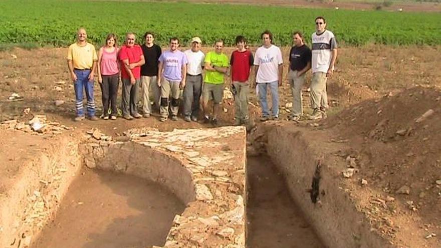 Algunos de los alumnos del curso, en el yacimiento junto a los restos de la villa.
