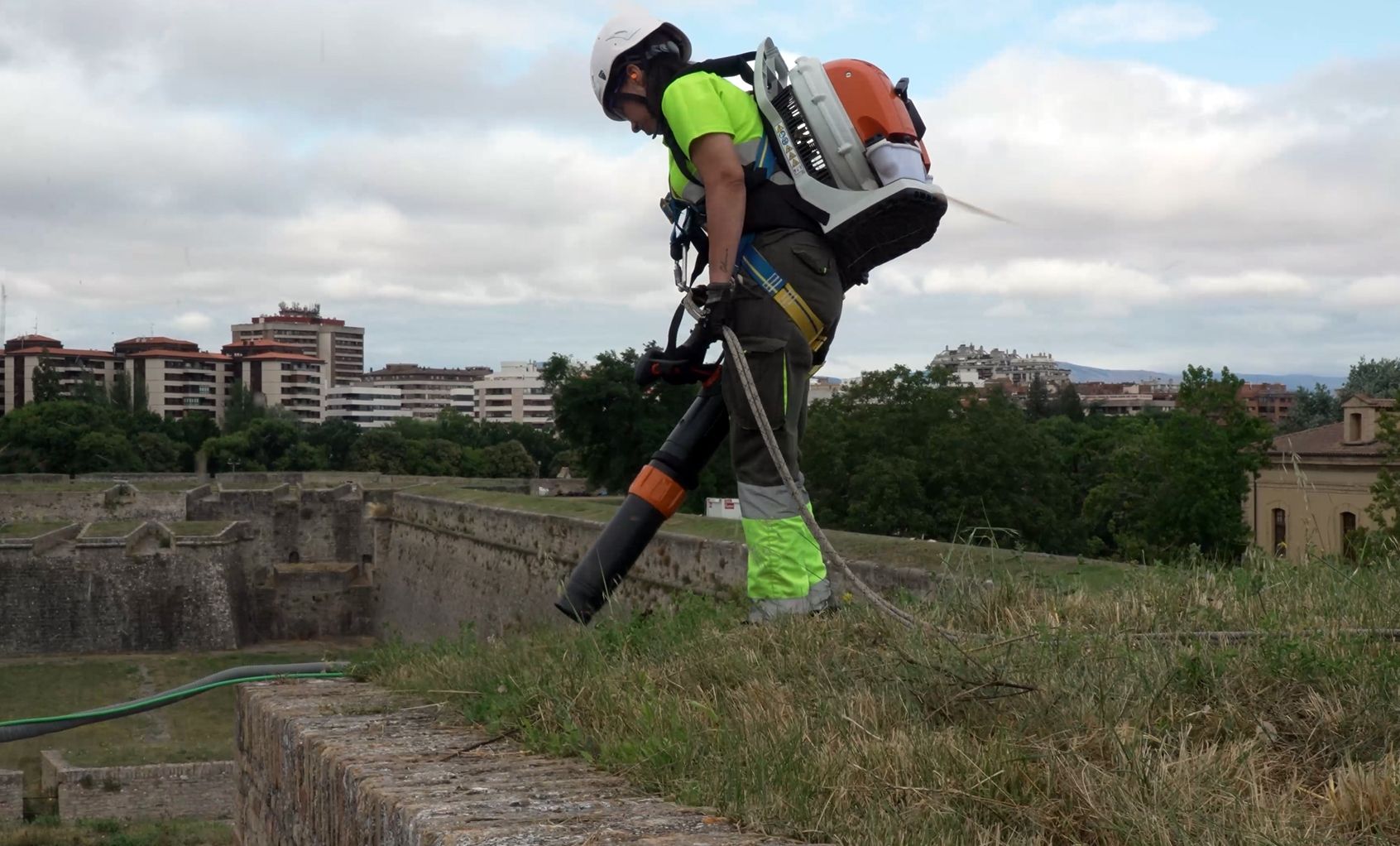 Una operaria trabaja con una máquina sopladora.