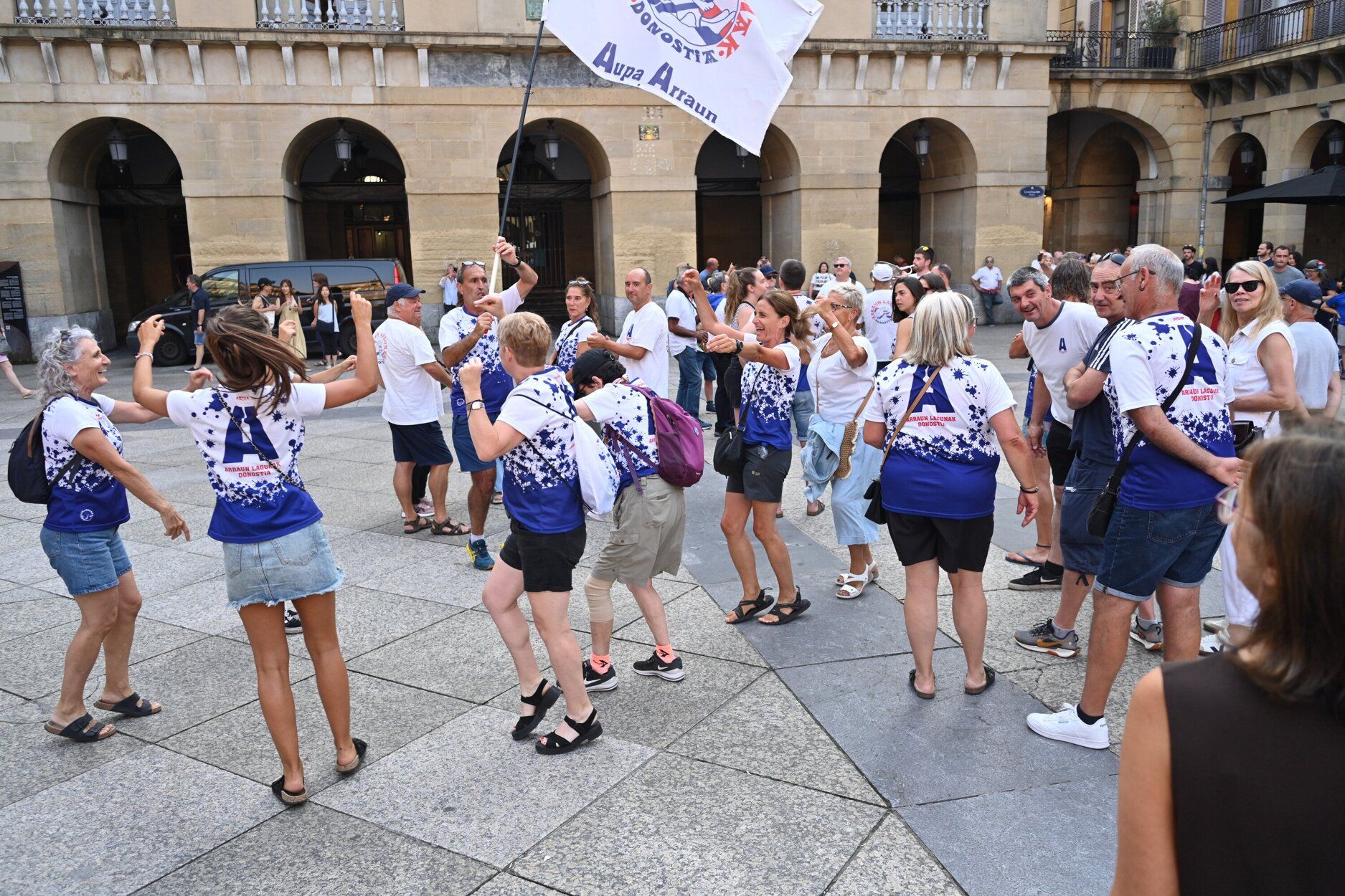 Donostia Arraun Lagunak exhibe sus banderas y la Liga Euskotren