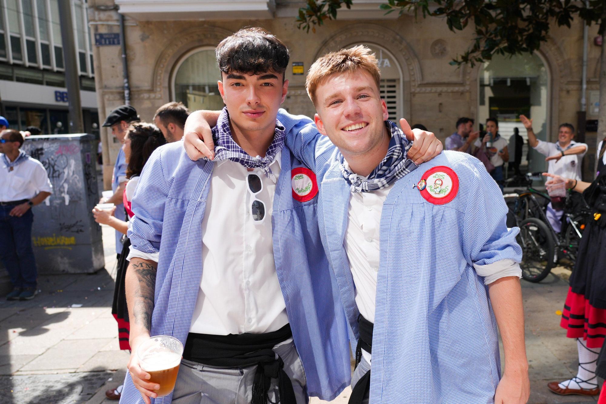 En imágenes: Blusas y neskas desfilan en el primer paseíllo