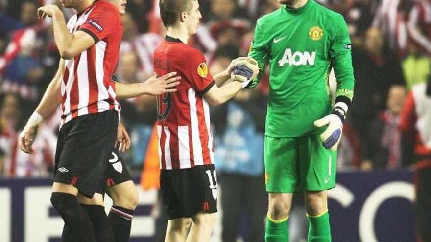 Muniain saluda a De Gea en Athletic-Manchester United en 2012