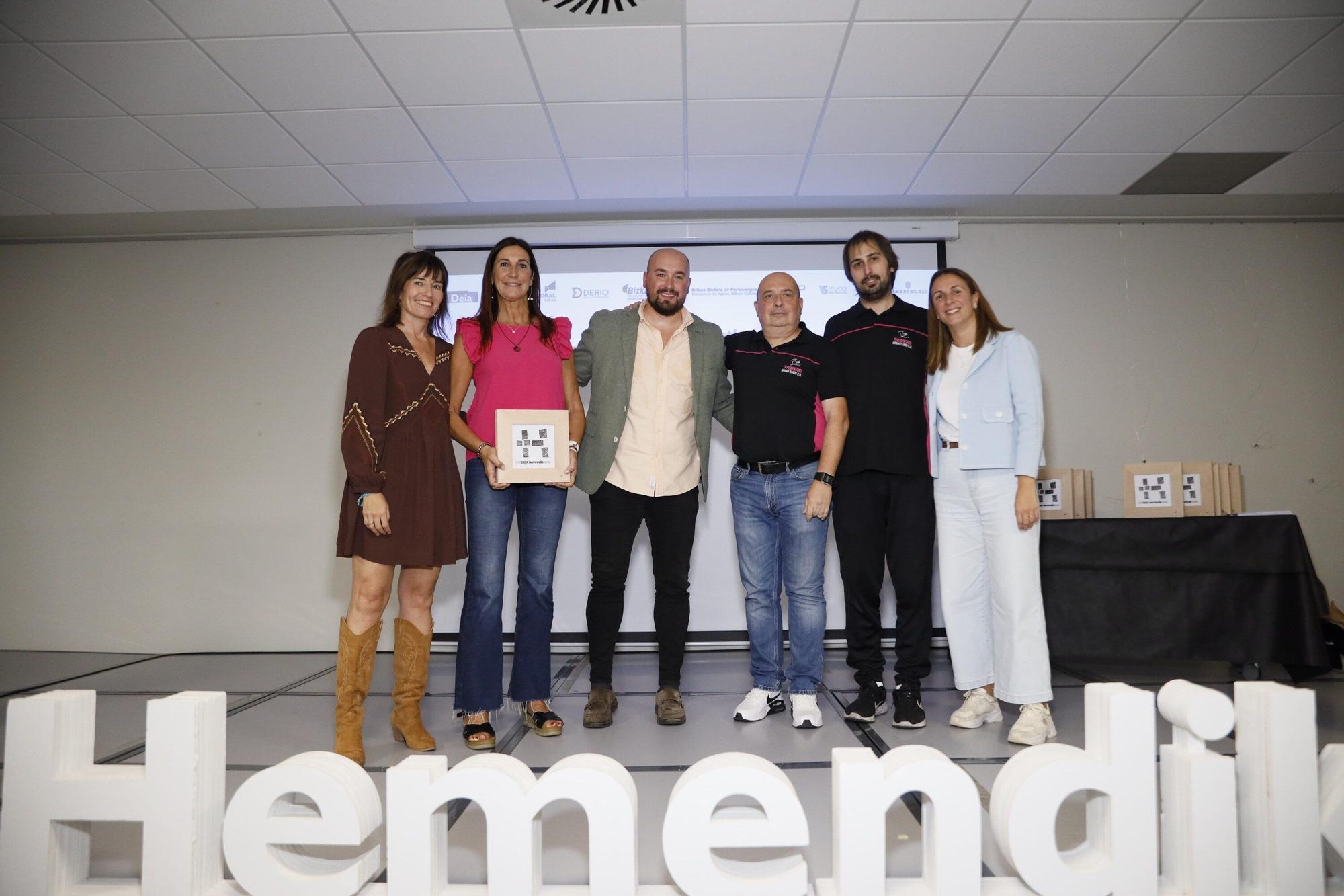 La alcaldesa de Derio, Esther Apraiz y la de Sondika, Naia Landa, entregaron el premio a Itxaso Atela, José Luis Martín y Roberto Flores, del Txorierri Basketland.