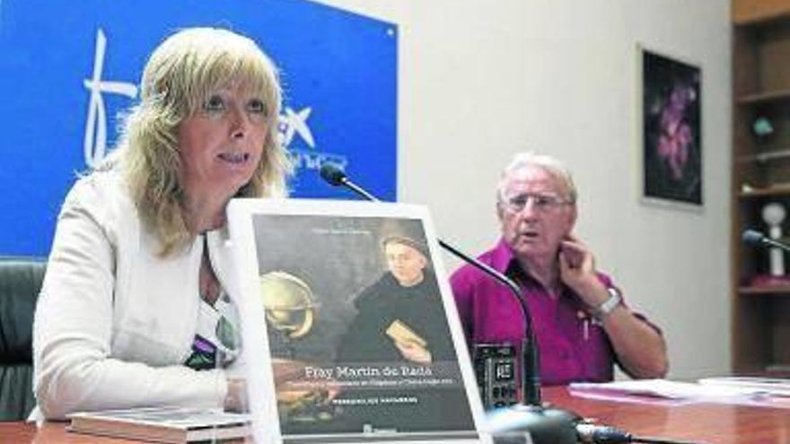 La consejera Ana Ollo y el autor Pedro García Galende junto al libro.