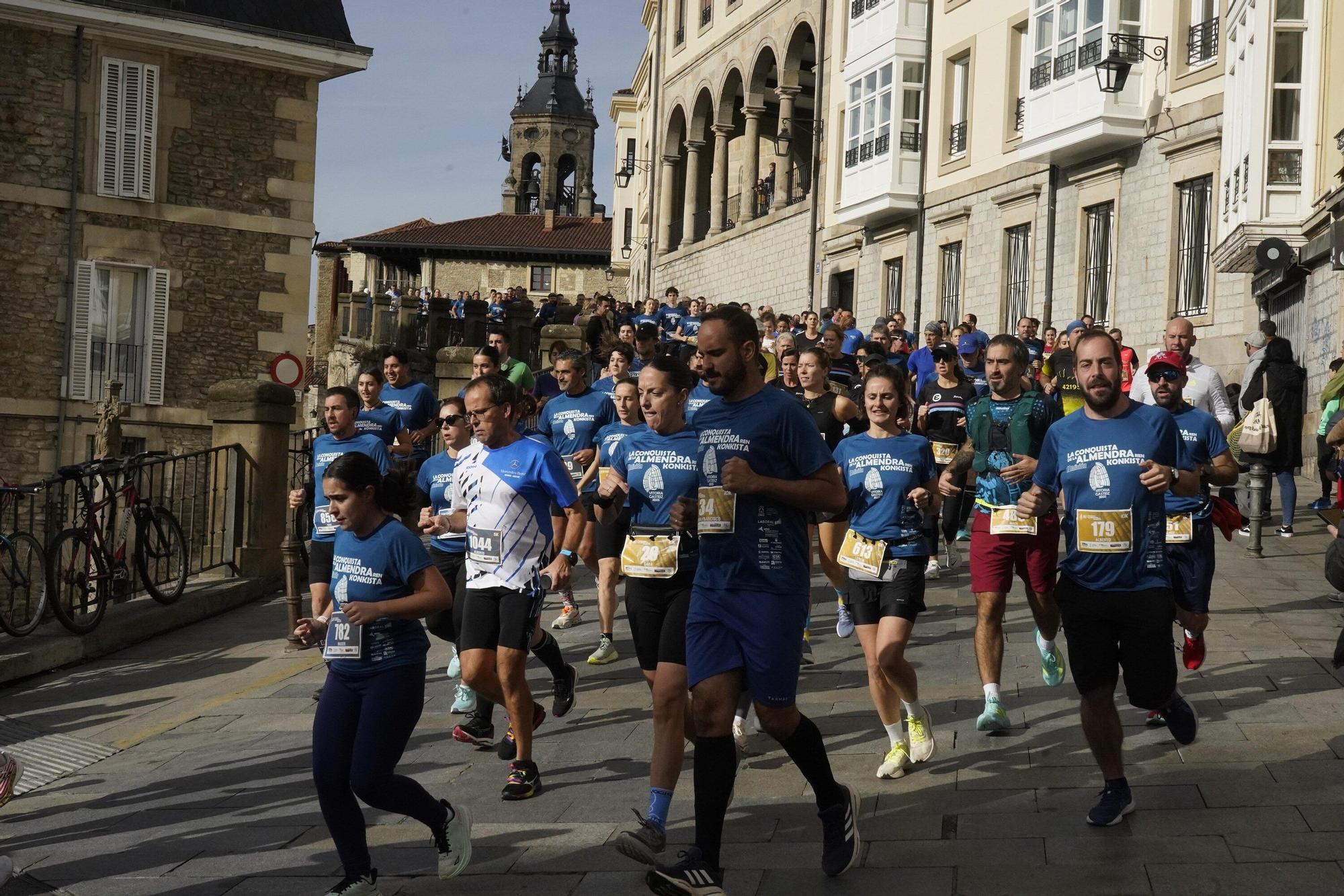En imágenes: Miles de personas conquistan la Almendra de Gasteiz