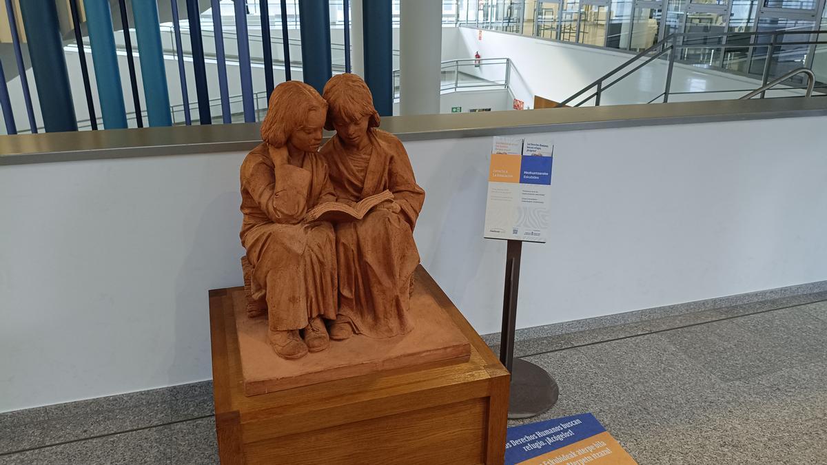 Escultura al derecho a la educación.