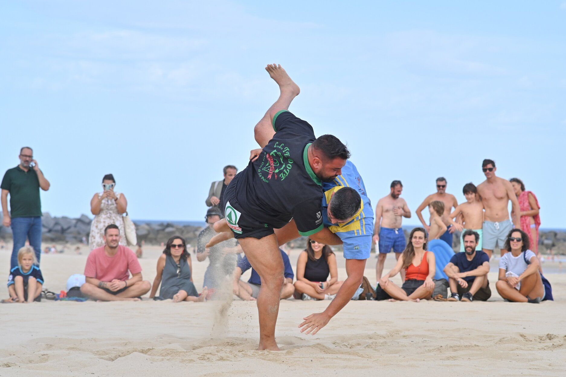 Espectacular exhibición de lucha canaria en la playa de la Zurriola