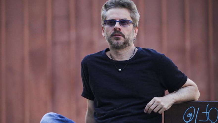 Juanma Bajo Ulloa recibe el premio en el festival de cine de Islantilla