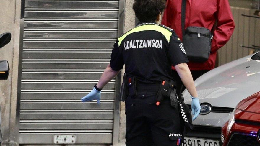 La Policía de Eibar patrulla ya con pistola
