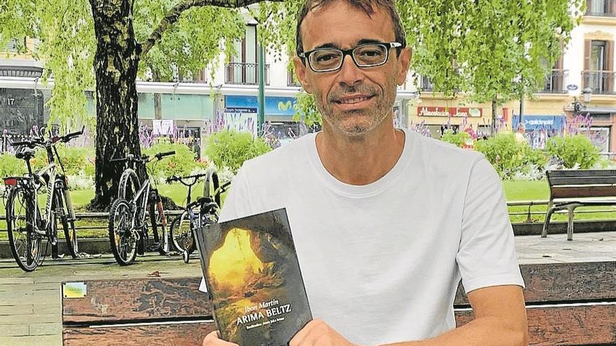 “Asmoa da nire liburu guztiak euskaraz egotea”