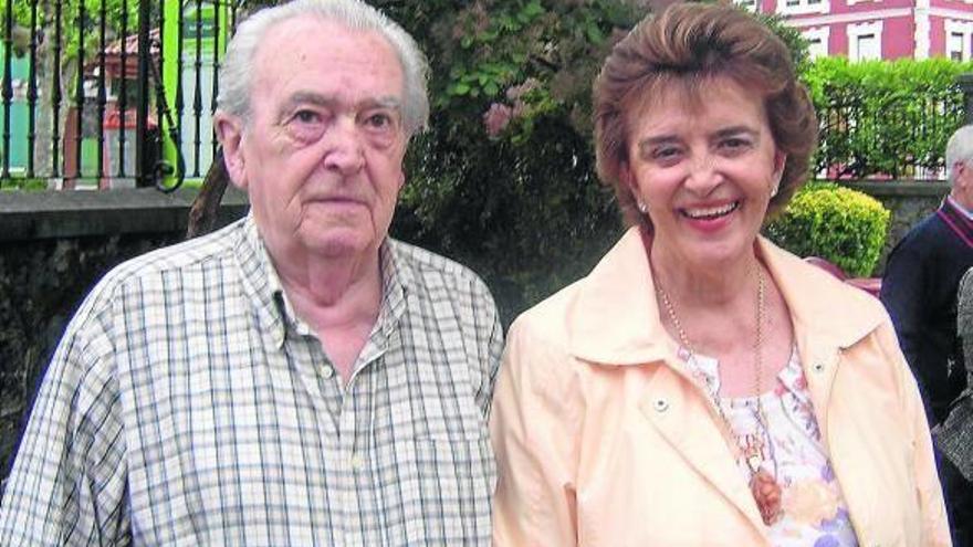 Larrucea junto a Maite Orbe, la mujer que donó la casa para hacer el batzoki de Güeñes.