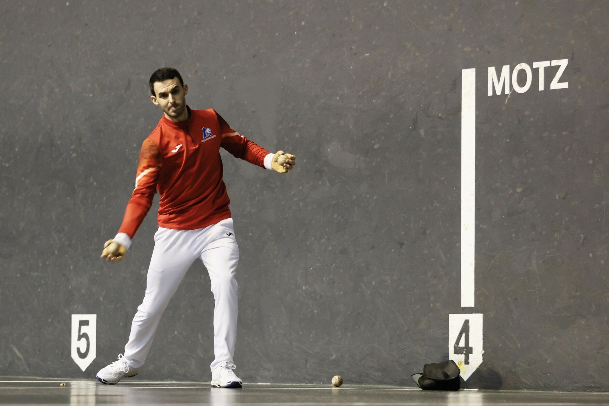 Jokin Altuna y Peio Etxeberria eligen material en el Atano III de Donostia para la semifinal del Cuatro y Medio.