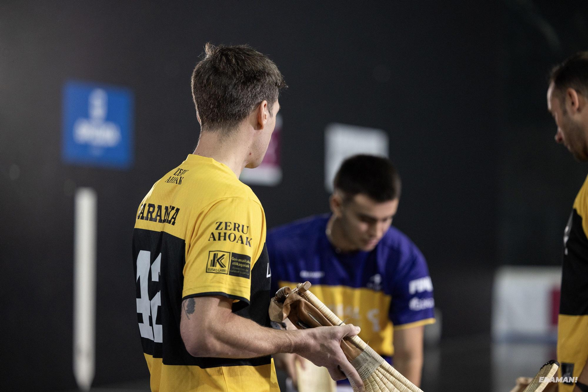 Barandika-López y Urreisti-Basque eligen material para la final de la Jai Alai League en el frontón Carmelo Balda de Donostia.