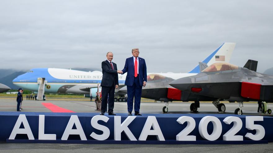 Trump y Putin se saludan con un apretón de manos antes de su histórica cumbre en Alaska