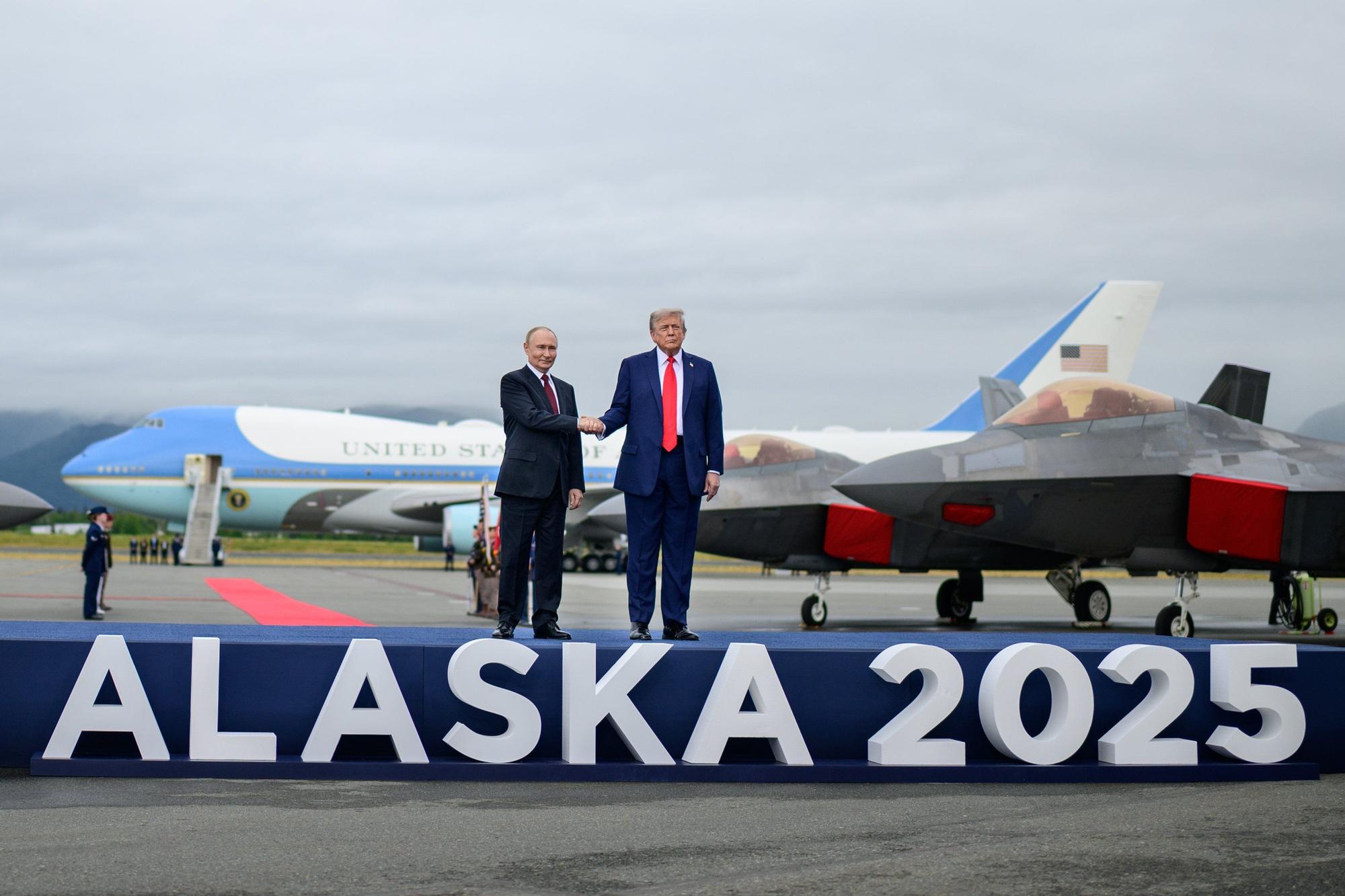 Donald Trump y Vladimir Putin se reúnen en Alaska bajo el lema 'Persiguiendo la paz'