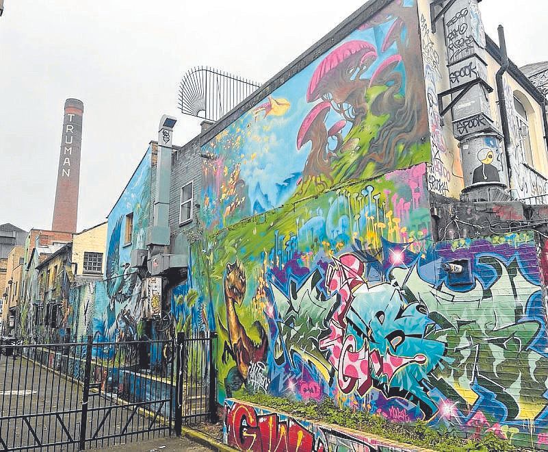 Grafitiak eta Truman’s Breweryko tximinia.