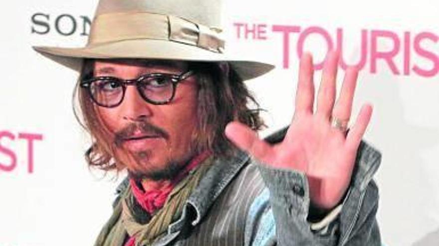 Johnny Depp visita el &quot;Guernica&quot;