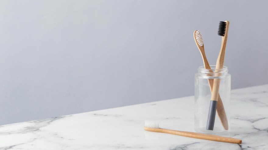 El hábito que llena tu cepillo de dientes de restos fecales