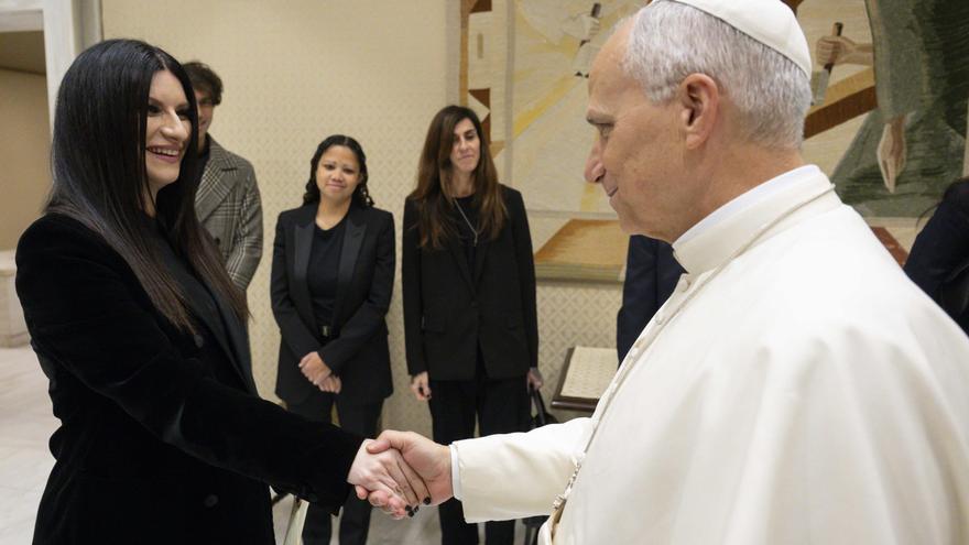 Laura Pausini le regala una canción inédita a León XIV, que dice ser su &quot;fan&quot;