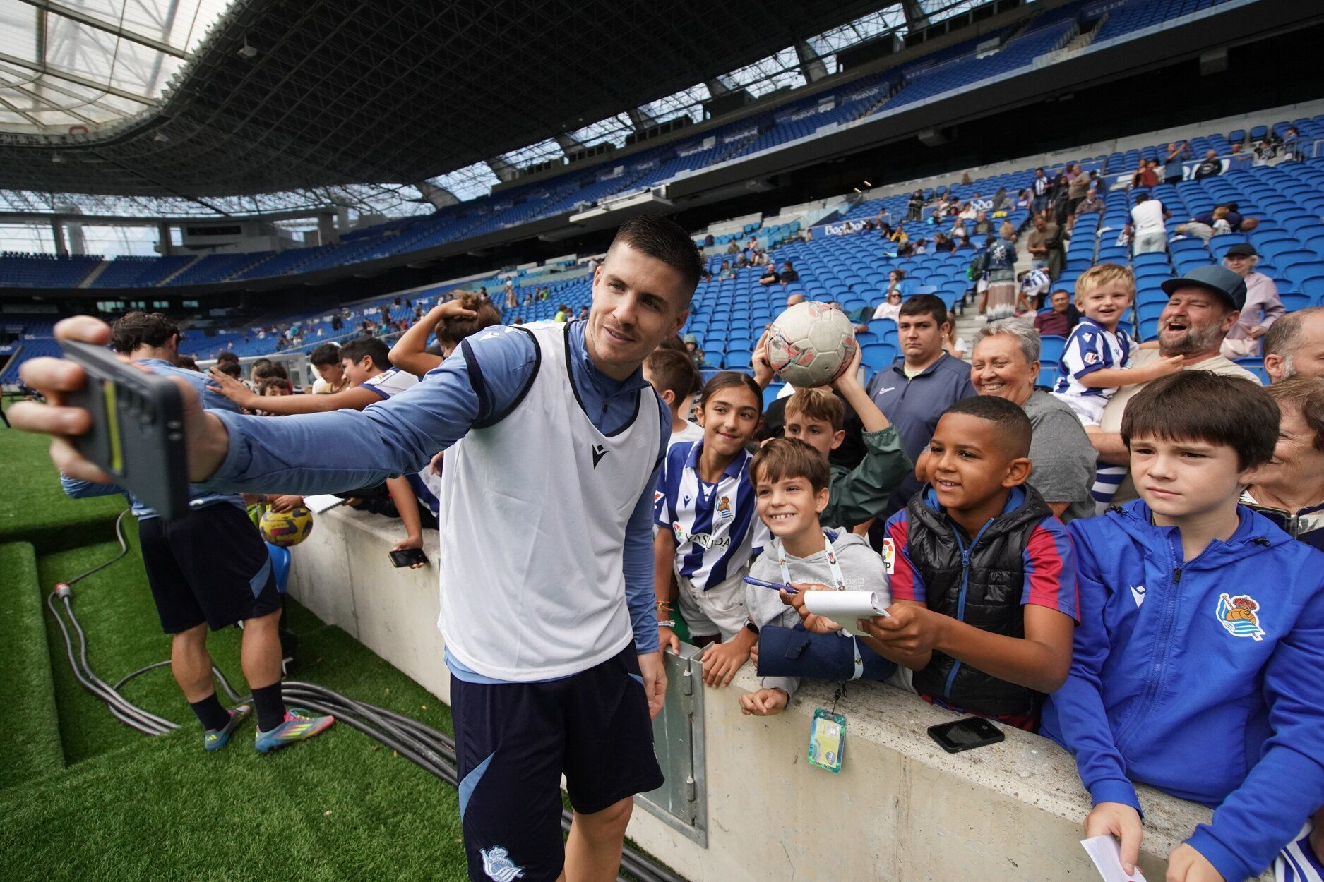 El entrenamiento de la Real a puerta abierta en Anoeta, en imágenes