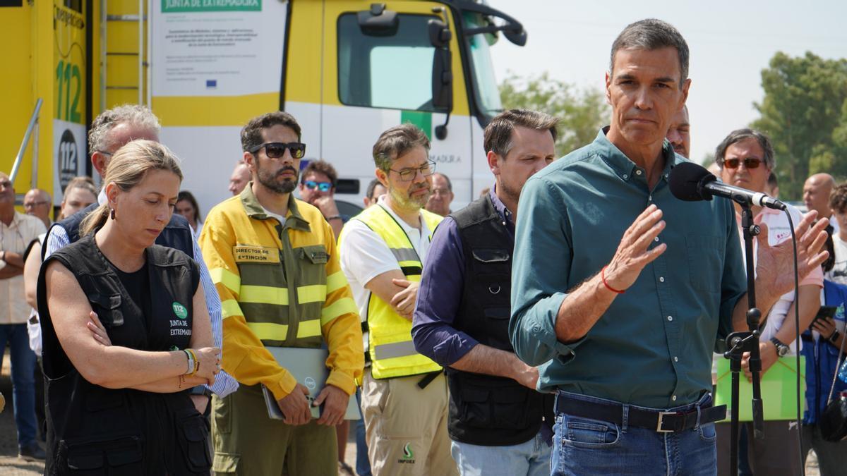 Pedro Sánchez junto a la presidenta de la Junta de Extremadura, María Guardiola (i), durante su visita al Puesto de Mando Avanzado (PMA) del incendio de Jarilla.