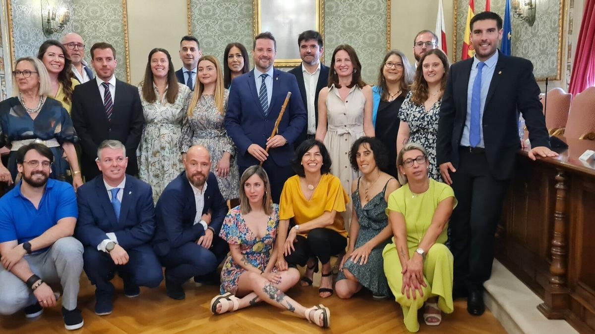 Imagen de la corporación con todos los grupos municipales y Toquero en el centro en junio de 2023.