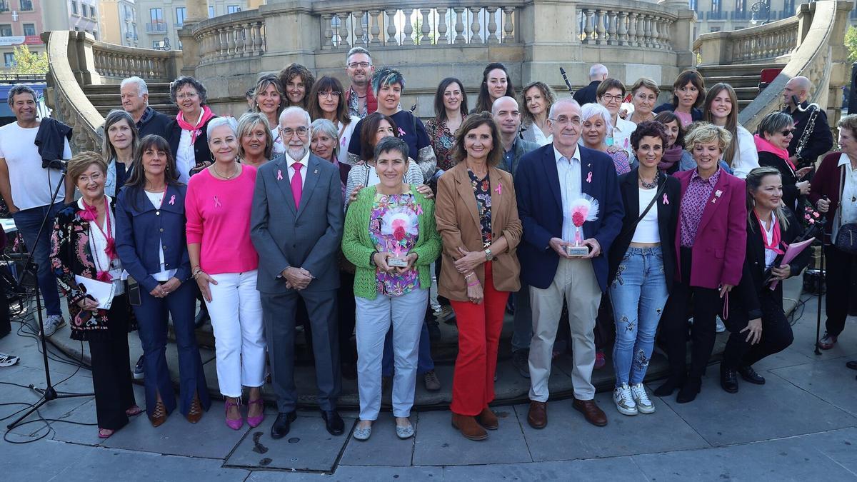 Varios integrantes de la Asociación de Cáncer de Mama posan tras finalizar el acto junto a los galardonados y las autoridades.