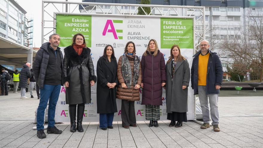 En imágenes: La Feria de Empresas Escolares en la Plaza Santa Bárbara