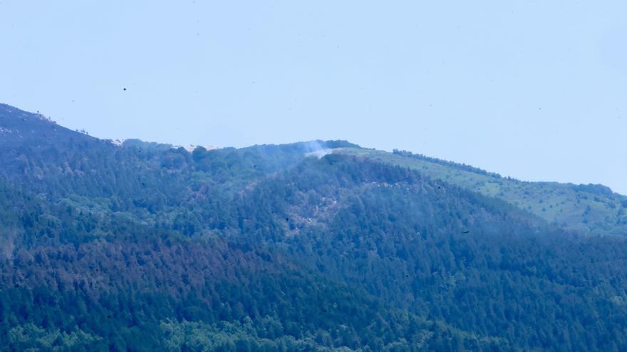 En imágenes: Activo el incendio forestal en el monte Galarreta