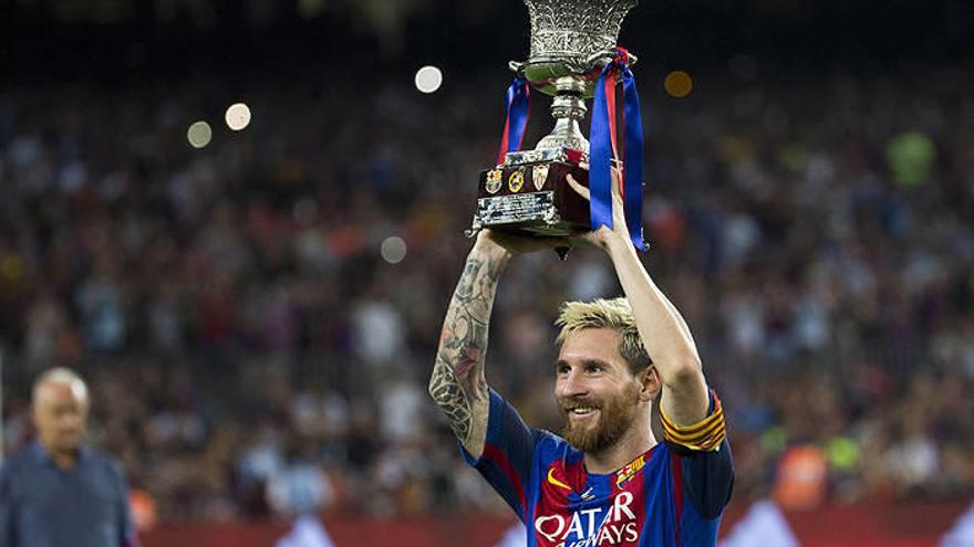 El capitán del FC Barcelona Leo Messi levanta el trofeo tras vencer por 3-0 al Sevilla FC
