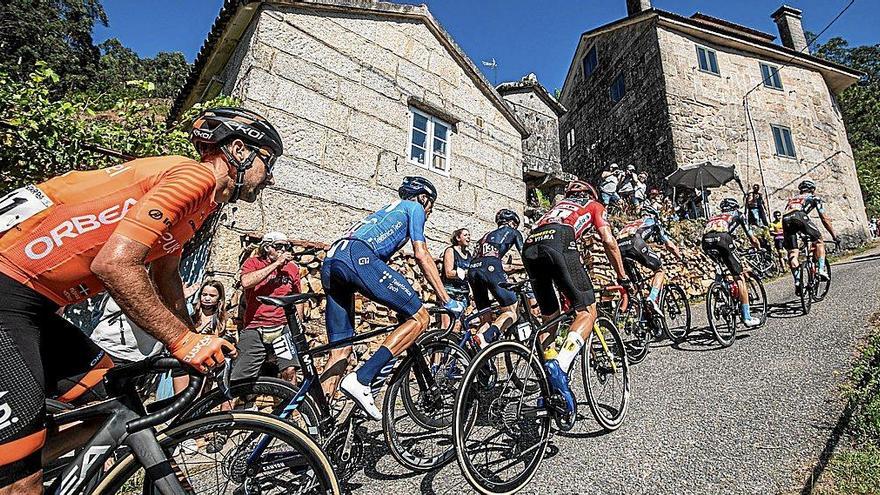 Bizkarra, a rueda de Roglic, Mas y Yates durante la subida final de una trepidante etapa. Foto: Charly López